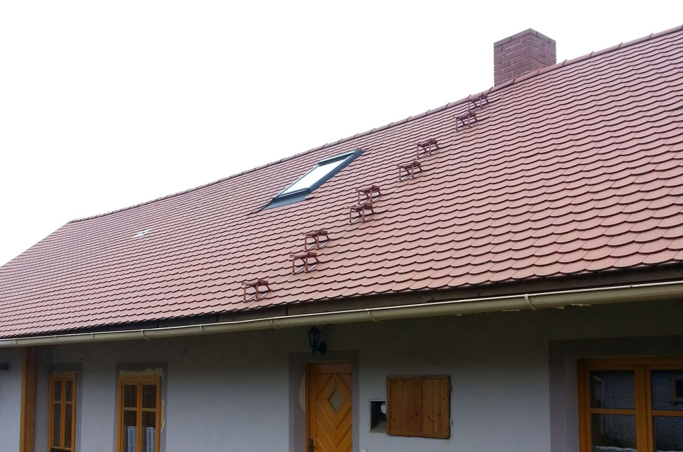 Bezpečnost je na prvním místě. Na šikmé střechy rodinných domů se pro bezpečný pohyb při údržbě střechy montují stoupací plošiny, lávky nebo nášlapy. Foto: HPI