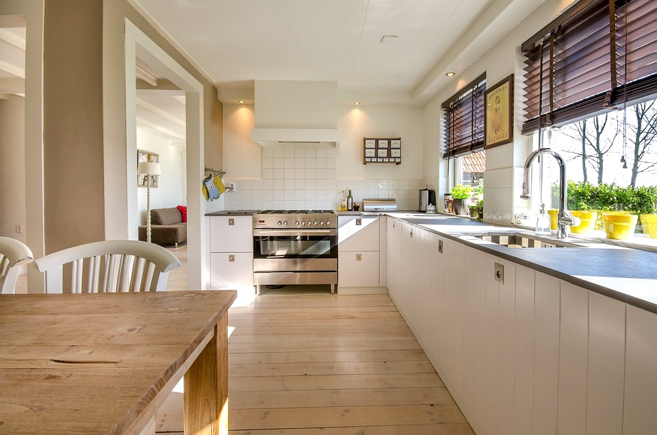 Kolik času zabere údržba vaší kuchyně nebo koupelny? Vhodným výběrem materiálů si můžete nutné domácí práce hodně usnadnit! Foto: Pixabay.com