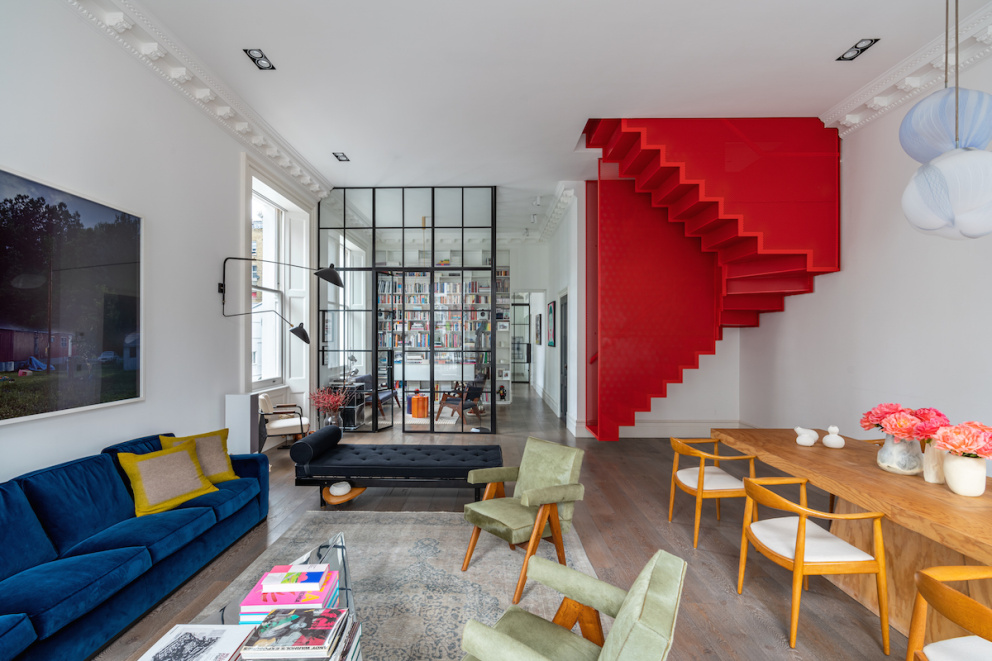 Londýnský byt s červeným schodištěm