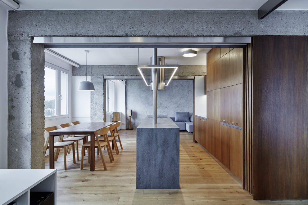 Z panelového bytu vzniklo moderní bydlení v duchu minimalismu