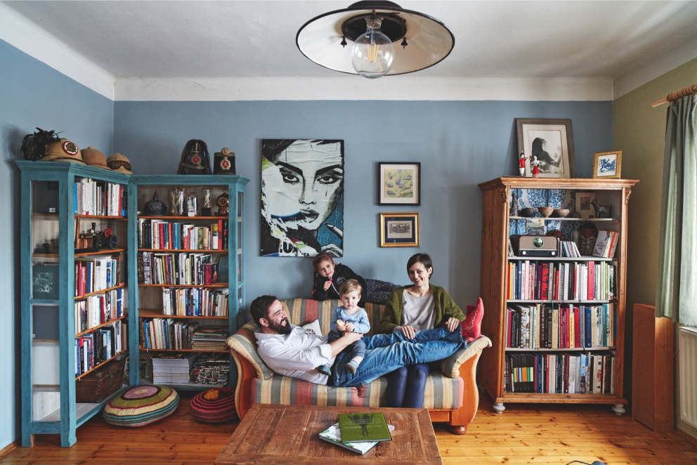 Rodina Gloserových v obývacím pokoji