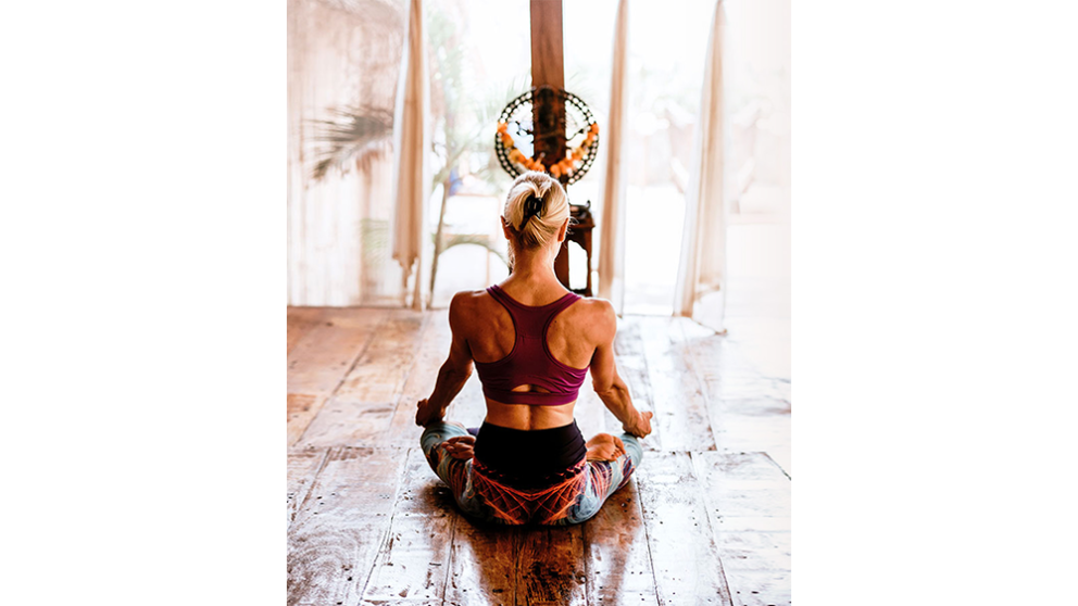 Žena cvičicí jógu