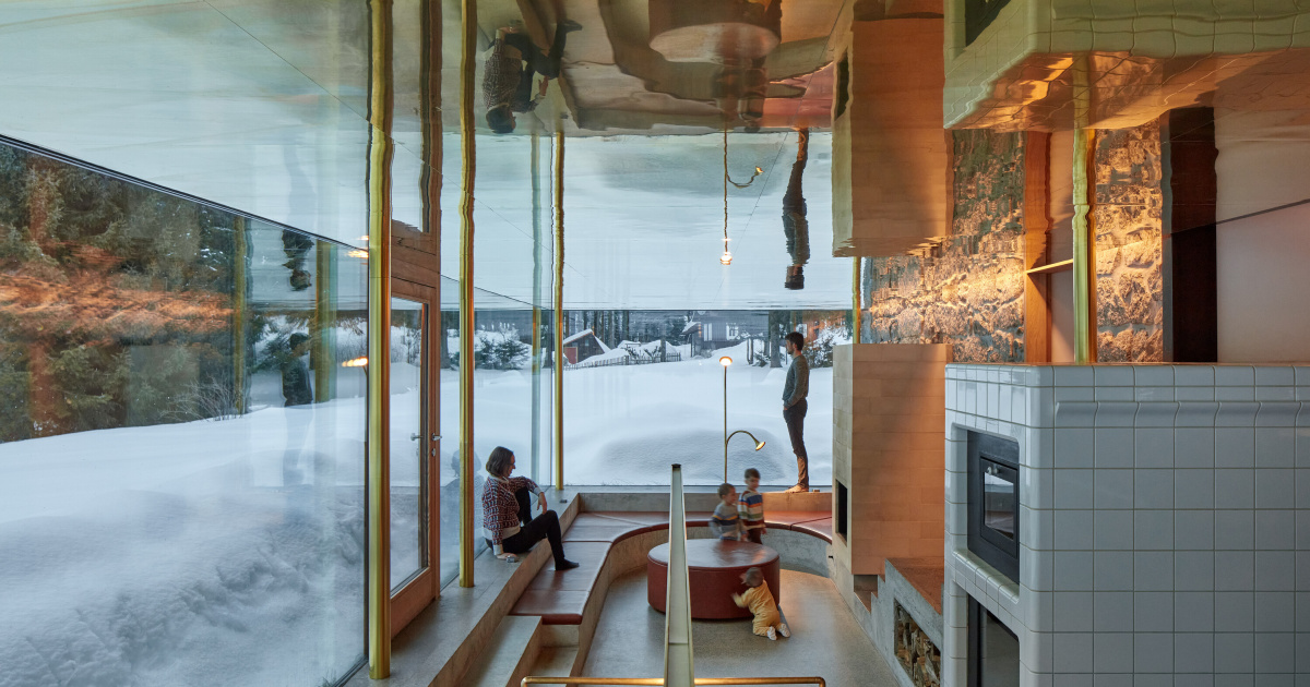 Galerie: 130 let stará jizerská chalupa je z jedné strany celá ...