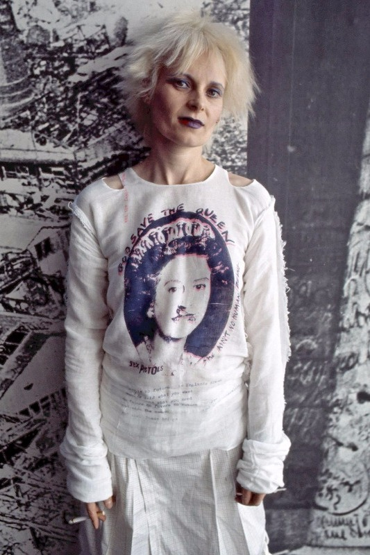 Tahle návrhářka udělala z punkové módy mainstream a její osobitý styl je stejně výstřední jako oblečení v jejích vlastních kolekcích. Poznáváte ji?