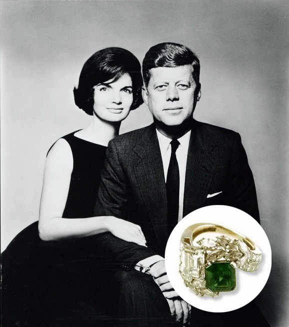 V roce 1953 požádal budoucí prezident Spojených států amerických o ruku tehdy ještě Jacqueline Lee Bouvierovou. Jedna z nejstylovějších žen své doby se zdobila prstenem s téměř tří karátovým smaragdem a diamanty stejné váhy. V roce 1963 se do prstenu přidalo dalších 2,12 karátů diamantů. Dnešní cena tohoto šperku je 66 milionů korun. 