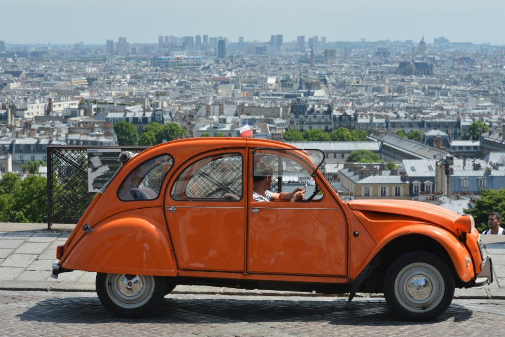 6. Můžete Paříž projet takzvanou "kachnou" aneb Citroënem&nbsp;2CV a nikdo se na vás nebude dívat divně. Doporučujeme projížďku zakončit na Montmartru, odkud je výhled na Paříž zkrátka úchvatný.
