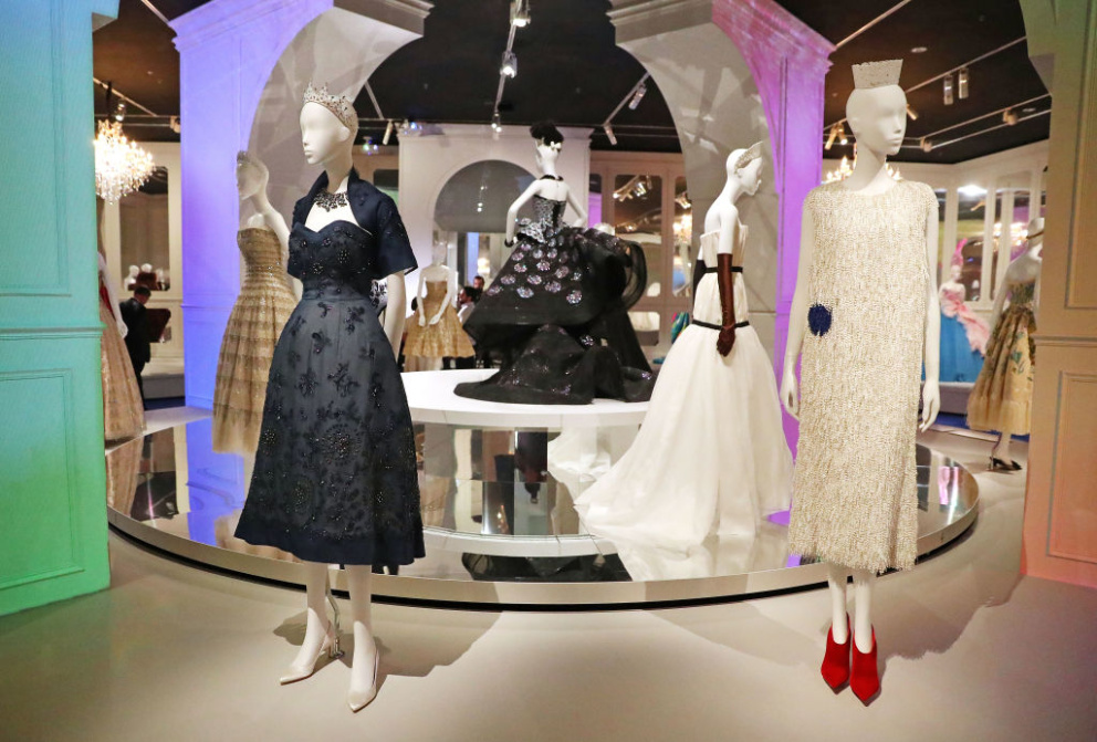 3. Až do ledna 2018 potrvá výstava Christian Dior - Couturier du rêve&nbsp;a tu si zkrátka nesmí nechat ujít žádný milovník módy
