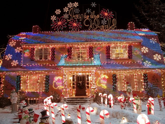 Dům Hallových z filmu&nbsp;Budiž světlo (2006)

Je vánoční výzdoba a&nbsp;výzdoba.&nbsp;S touhle jen tak někdo soupeřit nemůže.
