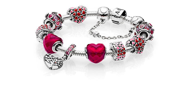 Pandora

"Mějte své srdce na dlani s tímto šperkem s romantickou růžovou a červenou barvou," vyzývá Pandora. Náramek nese název&nbsp;Vzplanutí lásky.
