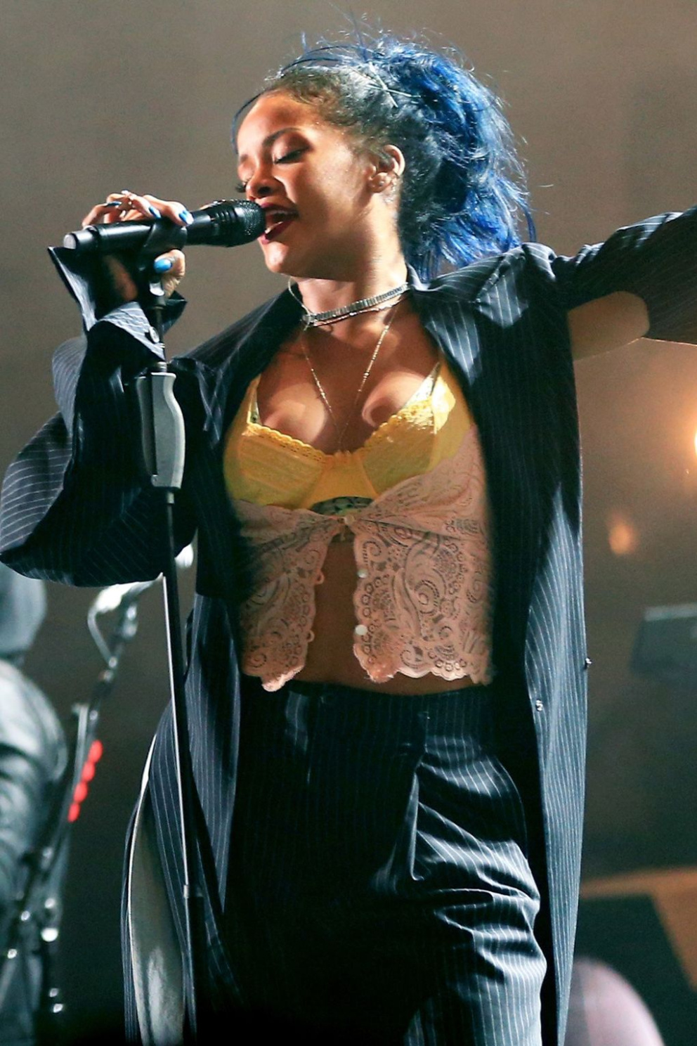 Na koncertě s názvem&nbsp;We Can Survive&nbsp;pořádaném rádiem&nbsp;CBS&nbsp;Rihanna ukázala svou novou modrou barvu vlasů.
