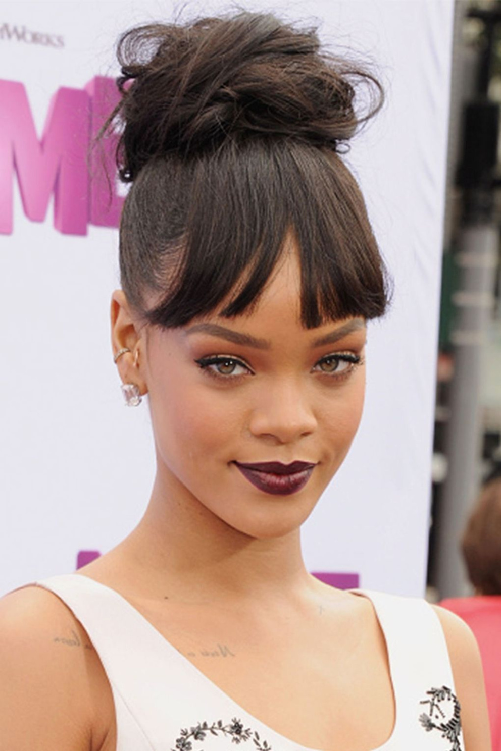 S výraznou ofinou a rtěnkou v borůvkové barvě na sebe Rihanna opět upoutala pozornost při premiéře animovaného filmu&nbsp;Konečně doma.

