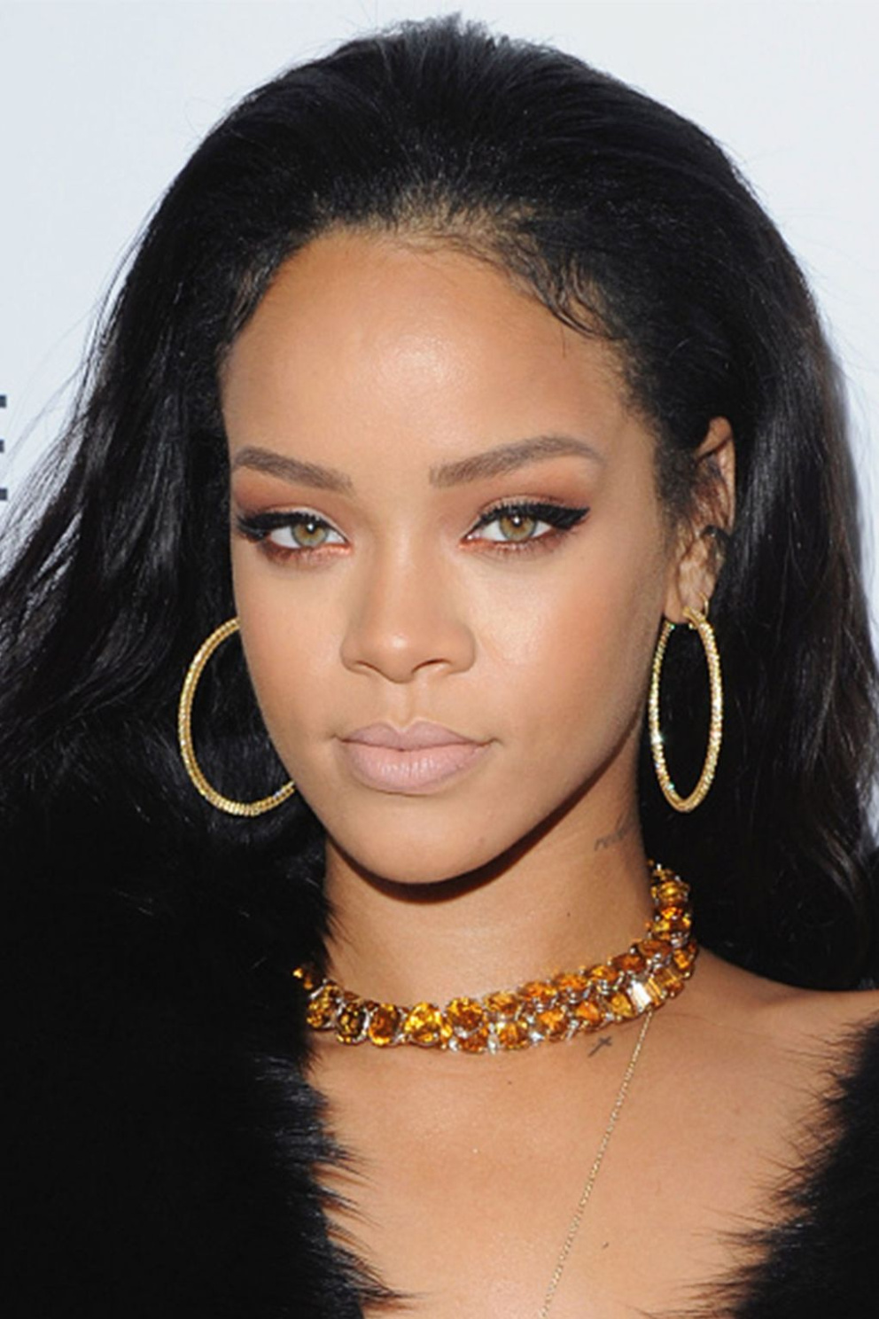 Rihanna na&nbsp;The Daily Front Row's 1st Annual Fashion LA Awards&nbsp;zaujala bronzovými linkami sladěnými s náhrdelníkem.
