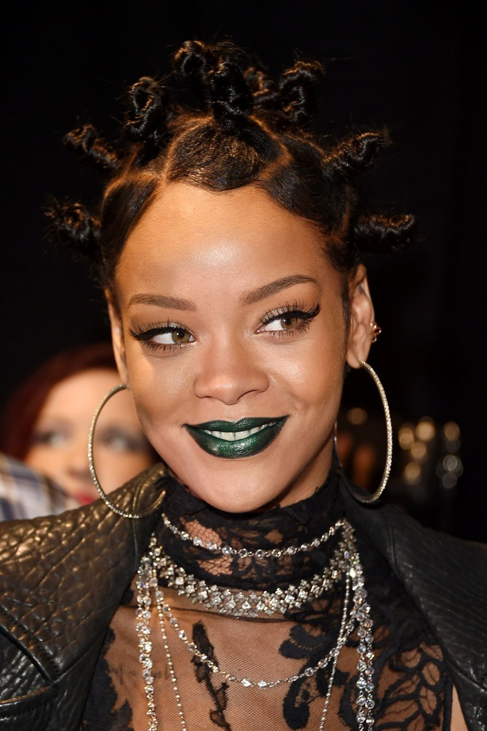 Rihanna se nikdy nebála zkoušet nové trendy, a tak na iHeartRadio Awards v roce&nbsp;2014 dorazila v extravagantním účesu a se zelenou rtěnkou.
