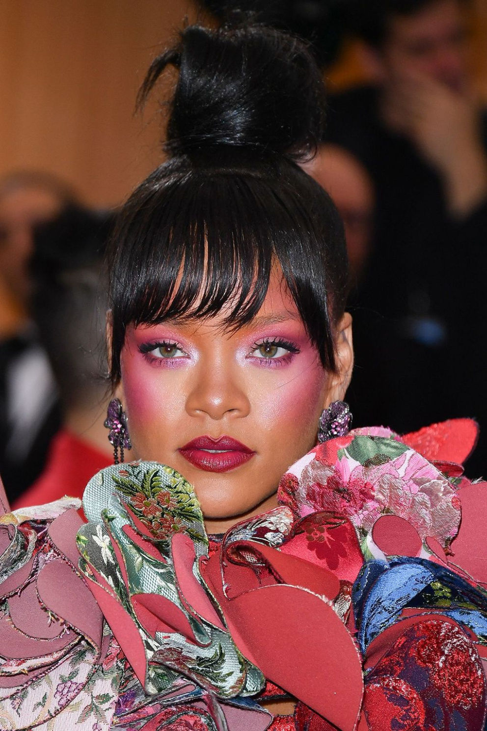 Na Met Gala 2017 měla Rihanna vyčesaný hodně vysoký drdol a výrazné&nbsp;růžové líčení
