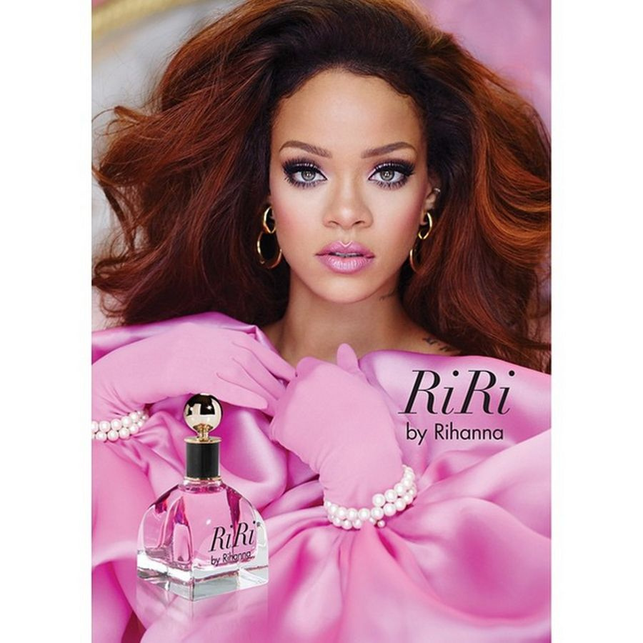 2015

Reklama na v pořadí již pátý Rihannin parfém byla celá laděná dorůžova. Parfém dostal jednoduchý název RiRi.
