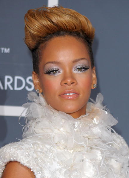 Na udílení cen Grammy v roce 2010 Rihanna vyhrála kategorii&nbsp;Best Collaboration s Jay-Z a Kanye Westem.
