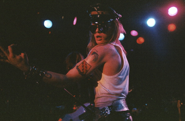 Axl Rose

Na konci osmdesátých let vstupuje na scénu frontman kapely Guns N' Roses. Dlouhé blond vlasy, tetování, úzké kožené kalhoty nebo džíny a dnes už klasický šátek na hlavě, to byl vlastně typický look pro většinu rockových zpěváků té doby, ale Axlovi se nějak podařilo ho proslavit o něco víc než jeho kolegům.
