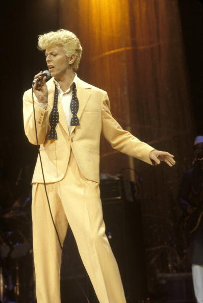 David Bowie 

David Bowie byl ikonou stylu od šedesátých let až po rok 2016 (a možná ještě dál). Tvořil trendy dávno před tím, než je někdo vůbec mohl předpovědět a naprosto změnil pohled na to, co znamená být populární rockovou hvězdou.
