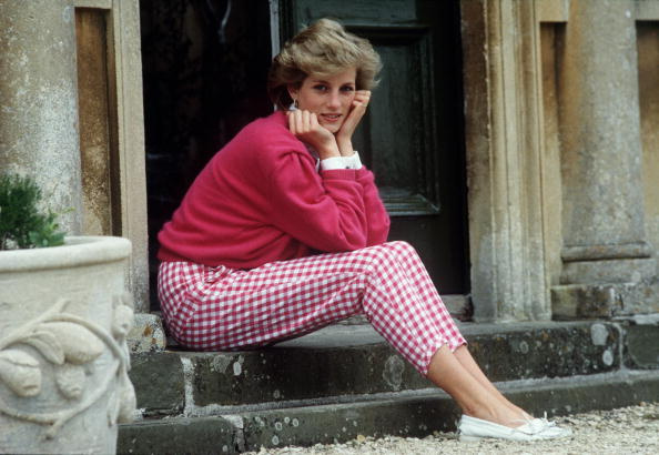 Diana Spencer

Princezna Diana byla pravděpodobně tou nejfotografovanější, nejsledovanější, nejvíce posuzovanou okolím a také nejpronásledovanější ženou osmdesátých let. Ale ani veškerá pozornost ji neodradila od oblékání těch nejstylovějších outfitů snad každý den. Krátké blonďaté kudrny a róby od návrhářů měla v oblibě až v devadesátých letech, ale o pár let dříve nosila ještě ofinu, jemně nalíčené oči a kostýmky, které obdivujeme dodnes.
