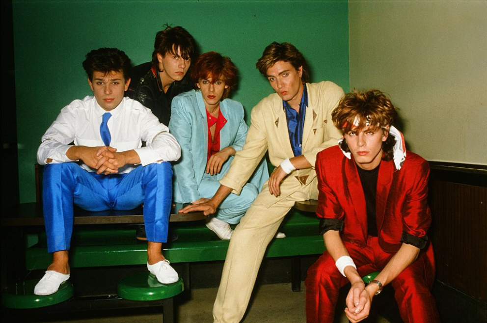 Duran Duran

Jedna z nejpopulárnějších britských kapel osmdesátých let proslavila spoustu trendů té doby. Kromě toho nosili také rtěnky a tehdy velmi populární extravagantní účesy.
