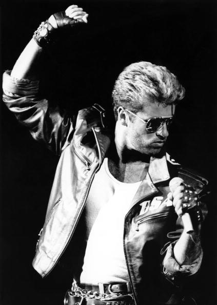 George Michael

Když Wham! skončili a George Michael se vydal na sólovou dráhu, zrodila se další ikona stylu. Bílé tričko, roztrhané džíny a kožená bunda, to byly pro autora hitu Careless Whisper ty nejtypičtější kousky.
