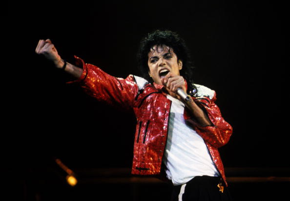 Michael Jackson

Král popu a pravděpodobně ta největší superstar, jaká kdy chodila po zemském povrchu, a pro kterou byl styl způsobem života. A jakých bylo jeho pět poznávacích znamení?

1. Flitrovaná kožená rukavice

2. Bílý oblek a klobouk

3. Červená kožená bunda s epickými vycpávkami na ramenou v kombinaci s červenými kalhotami (aneb Thriller)

4. Zdobená military bunda

5. Červená uniforma
