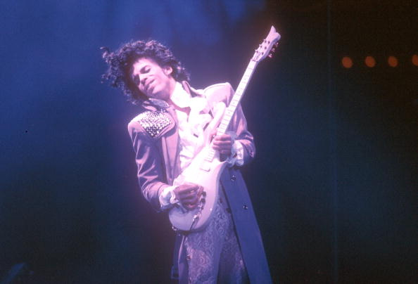 Prince

Další z neodmyslitelných hudebních i módních ikon osmdesátých let, které nelze odepřít nadčasový styl. Černé kudrny, péřové boa,... Prince zkrátka uměl zaujmout.
