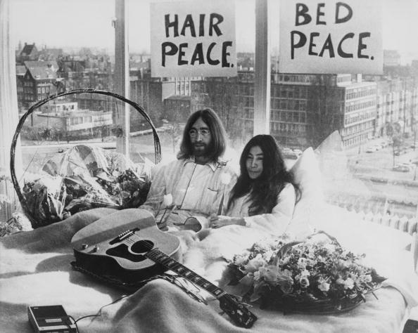 březen 1969

John a Yoko při jejich sedmidenním "Bed-In for Peace" protestu v prezidentském apartmá v hotelu Hilton v Amsterdamu. Tímto protestem chtěli dát najevo nesouhlas s válkou a násilím ve světě.
