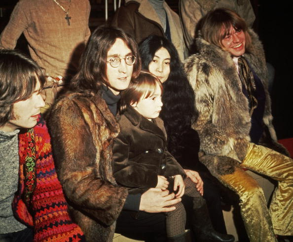 1968

Yoko, John a Johnův syn Julian (jeho matka byla Cynthia Lennon) na natáčení show&nbsp;The Rolling Stones Rock and Roll Circus.&nbsp;Vystoupili zde také Jethro Tull, The Who, Taj Mahal, Marianne Faithfull nebo Eric Clapton.
