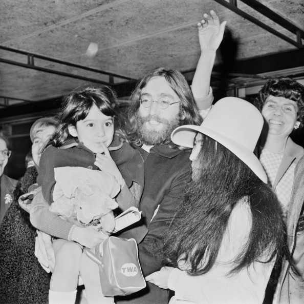 1968

John, Yoko a její dcera&nbsp;Kyoko Chan Cox (její otec je Anthony Cox)
