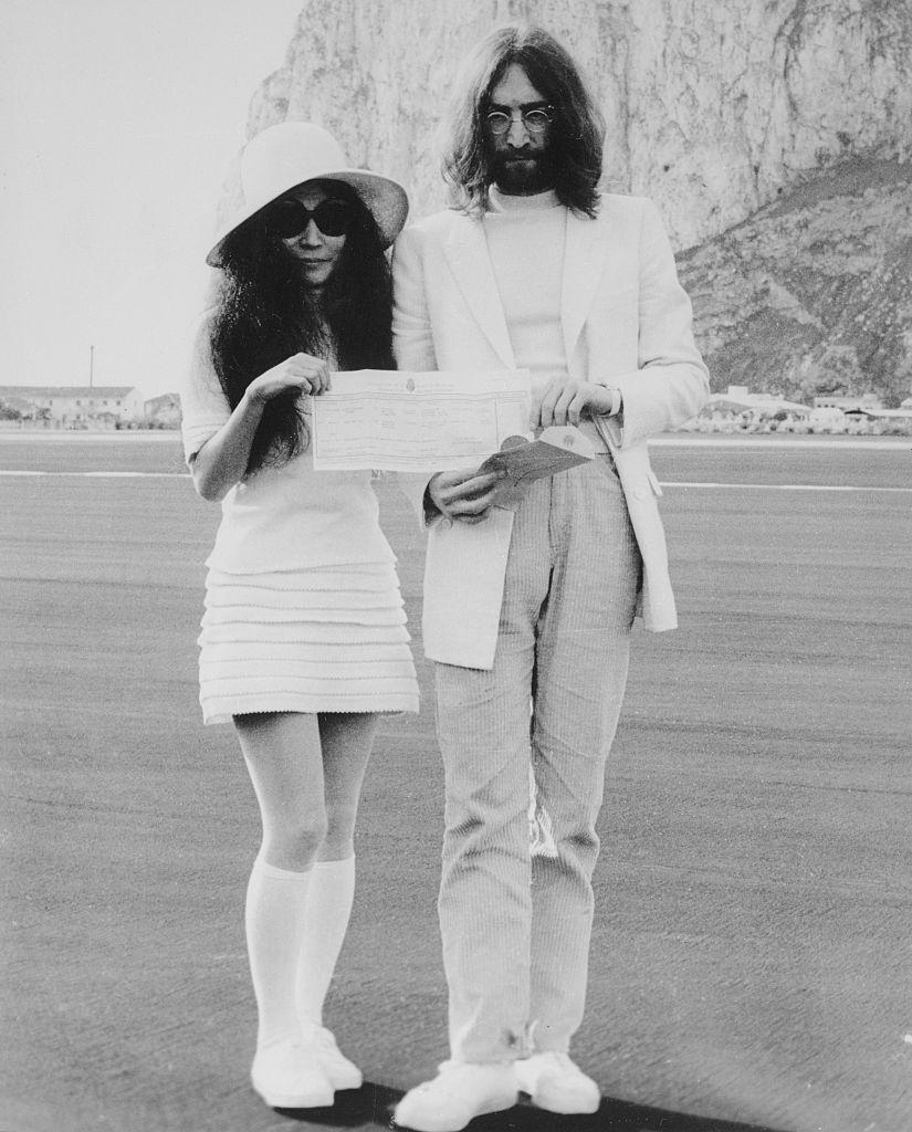 březen 1969

John a Yoko ukazují svůj oddací list krátce po svatbě na&nbsp;Gibraltaru. Fotka je pořízená před odletem na svatební cestu do Paříže.
