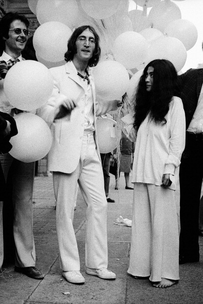 1968

John a Yoko s náručí plnou balónků na zahájení výstavy "You Are Here"&nbsp;&nbsp;v&nbsp;Robert Fraser Gallery v Londýně. Celý název výstavy zněl&nbsp;You Are Here (To Yoko from John Lennon, With Love).

