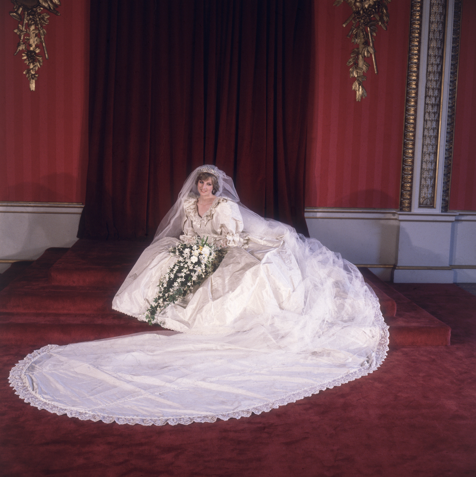 12. Její svatební šaty trhaly rekordy

Zdobilo je více než 10 000 perel a osmimetrová vlečka – jedna z nejdelších na světě.
