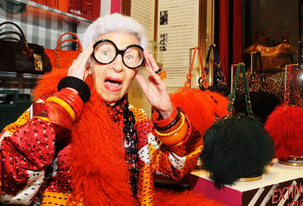 Iris&nbsp;(2014)

Díky svým kulatým brýlím s tlustými obroučkami a nezaměnitelnému newyorskému přízvuku je Iris Apfel i ve svých 96 letech (!) stále uznávanou módní ikonou. Snímek Iris&nbsp;mapuje její kariéru byznysmenky a neutuchající elán, s nímž nám stále připomíná, že móda může být pomíjivá, ale styl je skutečně věčný.
