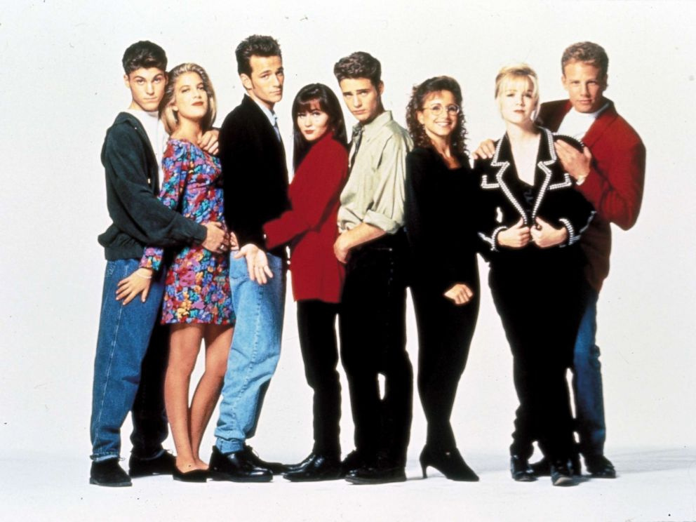 Beverly Hills 90210

Brenda, Dylan, Brandon, Donna, Steve, Kelly – parta, která ovládla televizní obrazovky, i naše srdce.

Zajímavost: Shannen Doherty (Brenda) pózovala nahá pro Playboy a šokovala různými výtržnostmi, proto dostala na konci čtvrté série padáka.
