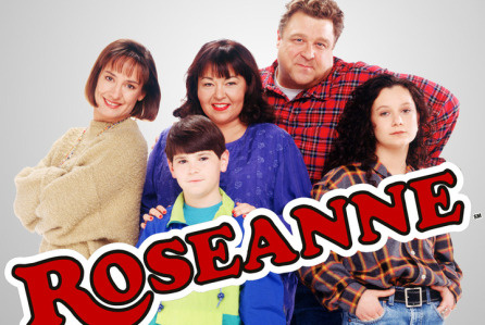 Roseanne

Tento seriál byl jeden z prvních, ve kterém oba rodiče chodí do práce a kde navíc domácnost vede žena. Stal se populární, protože často narážel na tabuizovaná témata (např. alkoholismus, menstruace, sex, obezita, rasové problémy, domácí násilí a&nbsp;homosexualita), o kterých se běžně v seriálech nemluvilo.

Kdo si také zamiloval drsnou a nebojácnou Roseanne?

Zajímavost: Roseanne je první seriál, který otevřeně podporoval práva homosexuálních párů.
