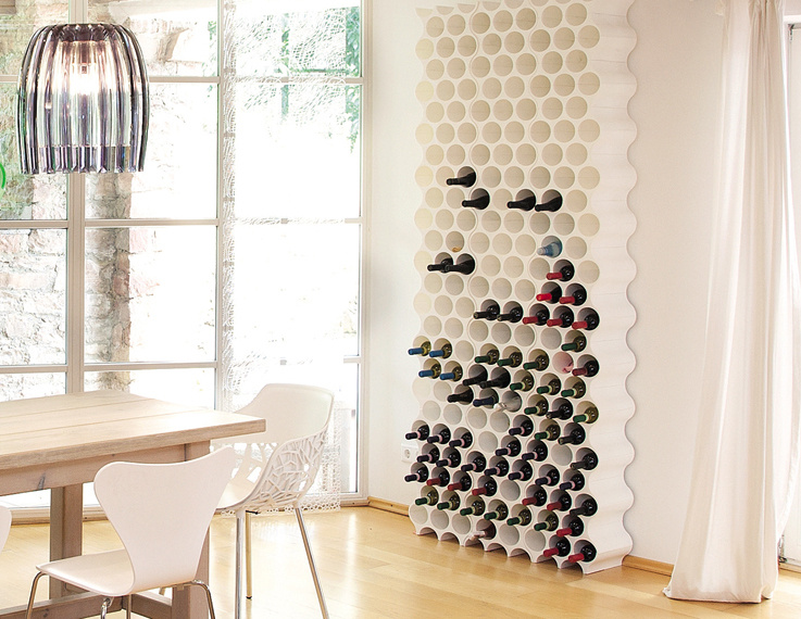 Skladování archivního vína přímo v obytném interiéru není ideální, ale krásné designové police můžete mít i ve (vinném) sklepě! Foto: Buydesign.cz