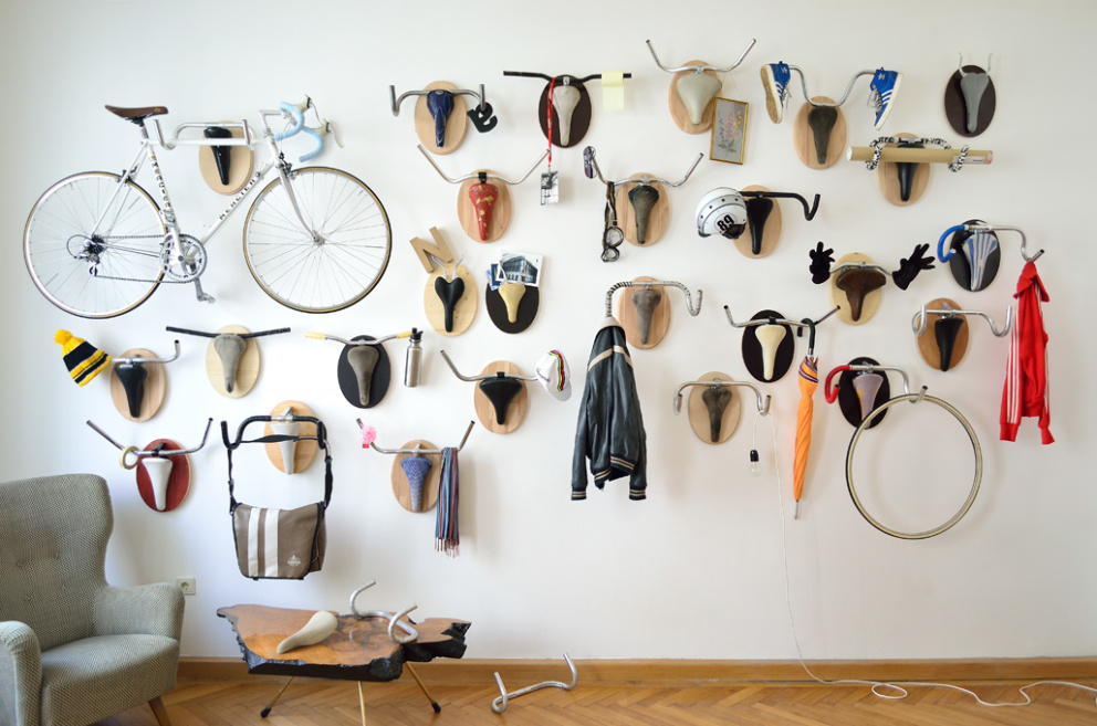 Vídeňský umělec Andreas Scheiger naplno podlehl výrobě závěsů na kola ze starých bicyklů. Teď je prodává i vystavuje v rakouských galeriích. Foto: Glandis.com