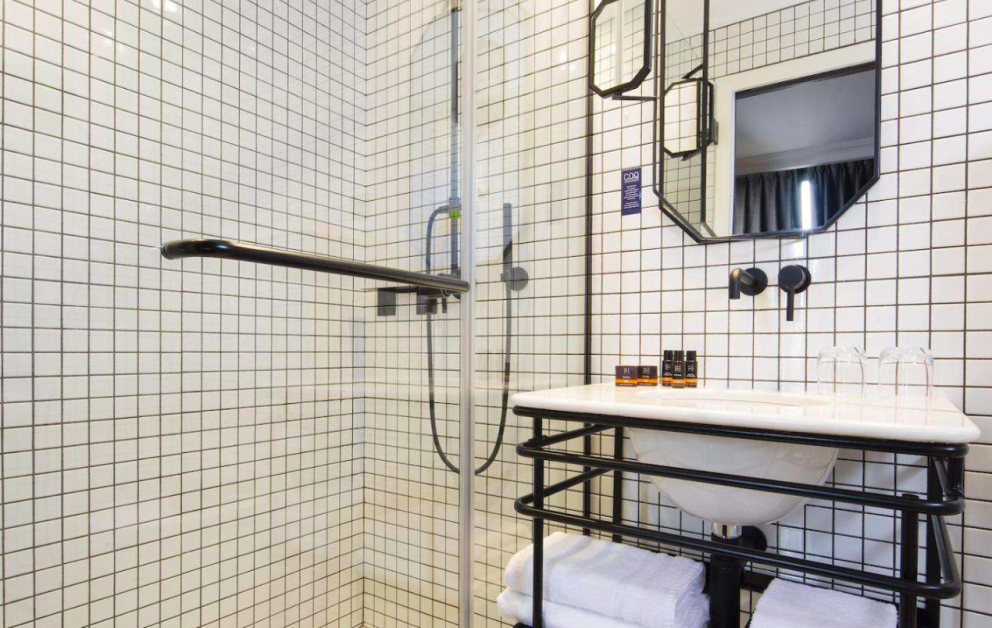 Koupelna evokuje éru elegantního Art Deco stylu.  