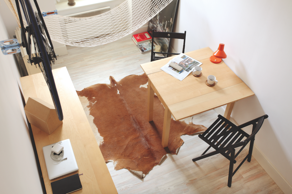 Stůl je rozkládací, takže se z domácího pracovního koutku a studovny rychle a snadno stane místo pro klidnou snídani ve dvou. Židle jsou naopak skládací, v případě potřeby tedy rychle vyklidí prostor.
