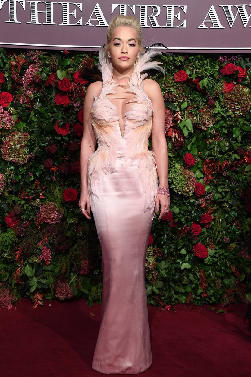 Na Evening Standard Theatre Awards si Rita oblékla tyto pudrově růžové šaty od Thierryho Muglera
