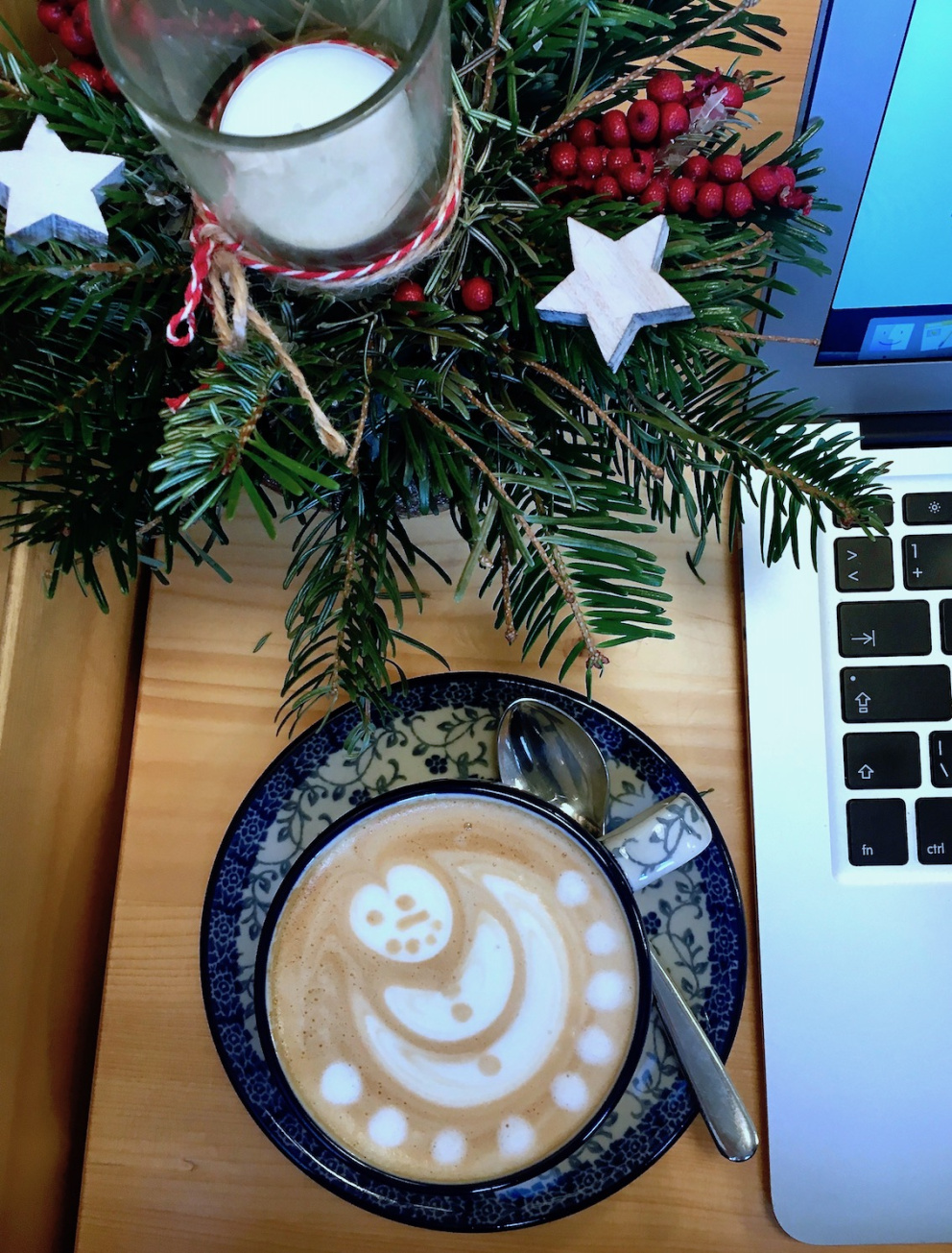 Zapátrejte na internetu, jestli se ve vašem okolí nenachází úklidová firma. Pak si můžete udělat kávu a užívat si vánoční pohodu z gauče!