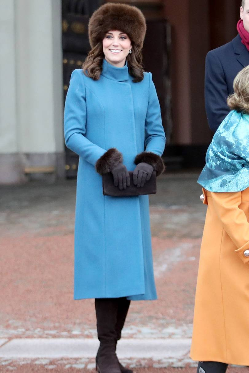 Tyrkysový kabát od Catherine Walker a kožešinový klobouk s rukavicemi byly perfektní kombinací pro návštěvu parku se sochami norské princezny Ingrid Alexandry.
