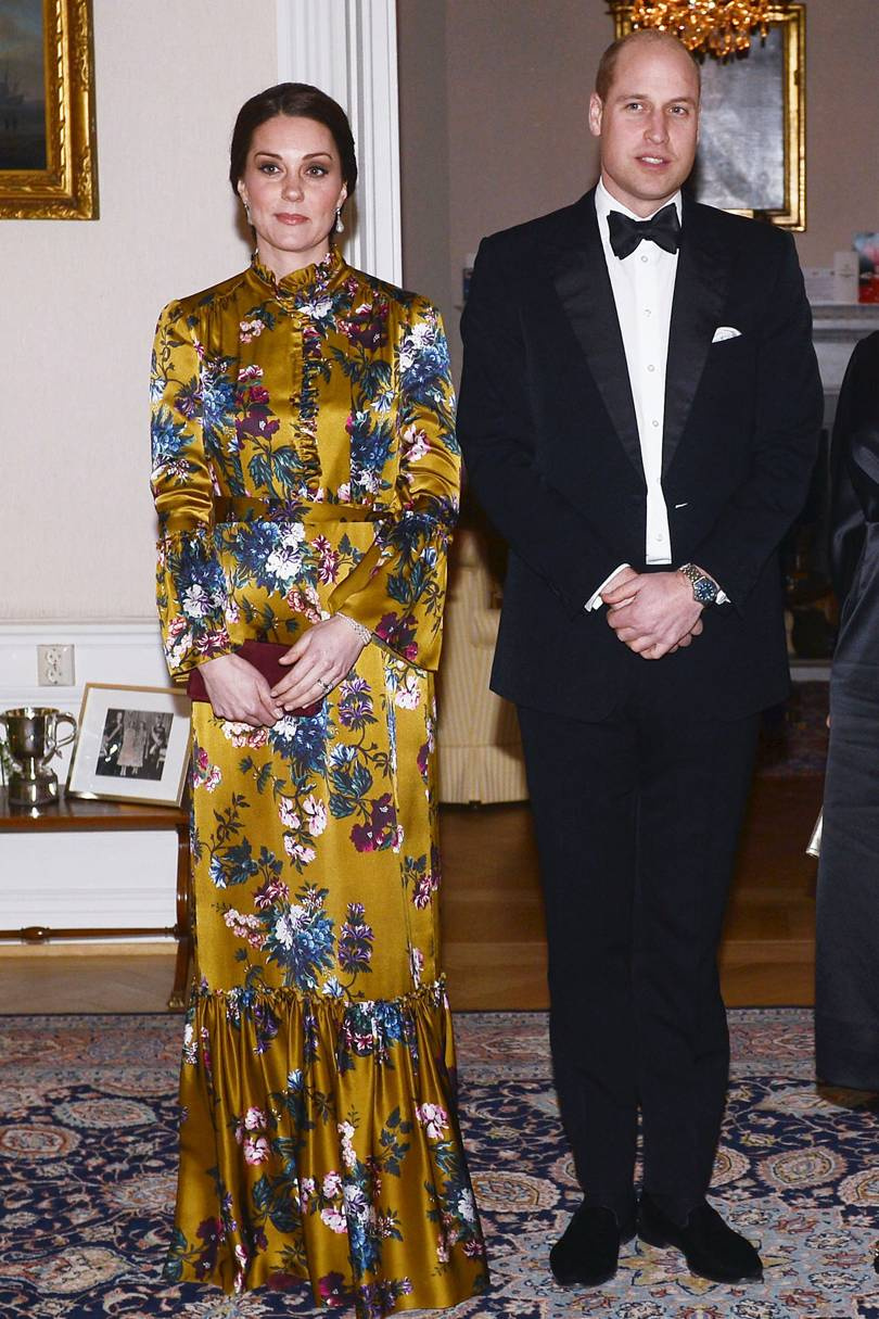 Večeře s dresscodem black tie v sídle britského velvyslance ve Stockholmu ve zlatých květovaných šatech Erdem.
