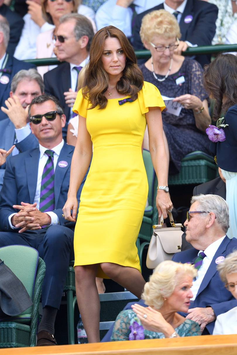 Na tenisový turnaj ve Wimbledonu Kate zvolila zářivé žluté šaty od Dolce &amp; Gabbana.
