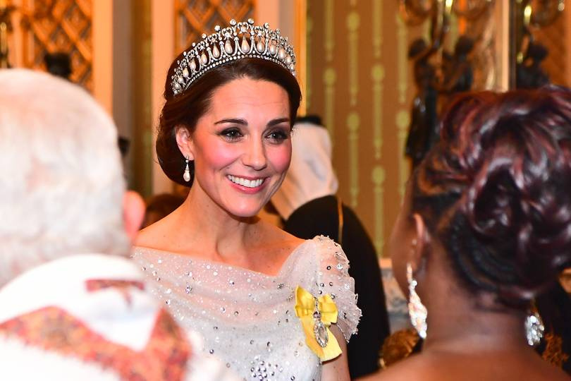 Na recepci v Buckinghamském paláci se Kate objevila v krásné čelence Cambridge Lover's Knot, která patřila princezně Dianě.
