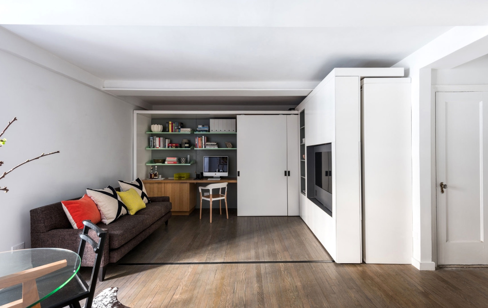 Verze obývací pokoj s pracovnou: stěna je přisunuta úplně ke zdi a v místnosti je maximum prostoru.