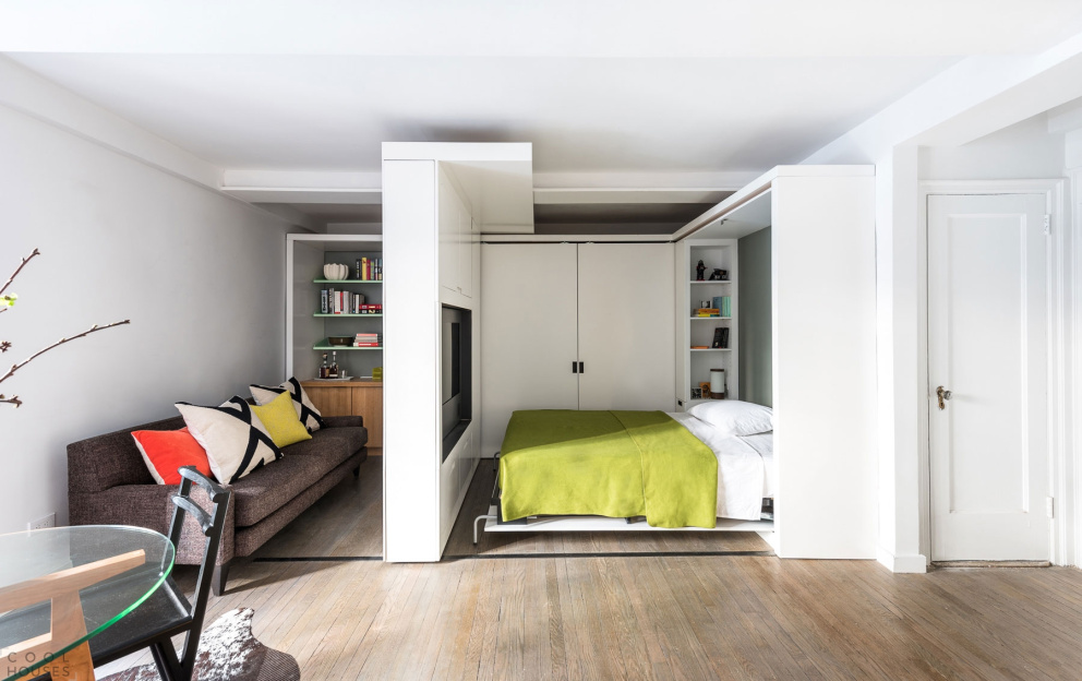 Verze ložnice: odsunutím stěny blíže k pohovce vzniklo místo pro výklopnou postel. Ta je ze tří stran obklopena příčkami, a tak působí jako samostatná ložnice.