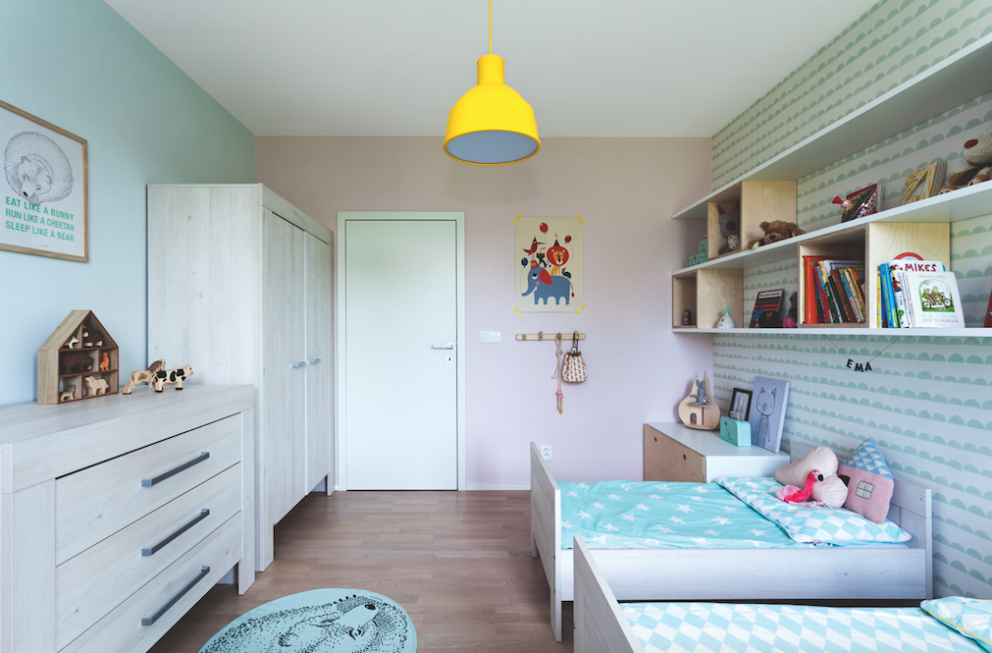 Pastelová barevnost a vybavení dětské ložnice příjemně ukolébává k ničím nerušenému spánku.