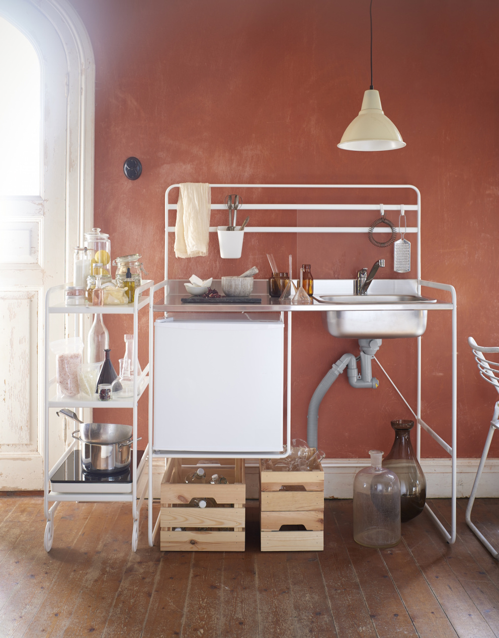 Ikea vyrábí minimalistickou solitérní kuchyni vhodnou pro ty, kteří se často stěhují.